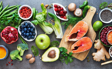 [Áudio] Verão exige atenção redobrada com alimentação e reposição de sais, diz especialista