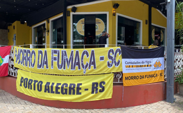 Torcida do Criciúma faz esquenta em Cuiabá antes do jogo na Arena Pantanal