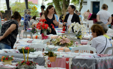 Exposição “Encantos” celebra união e talento das artesãs de Siderópolis