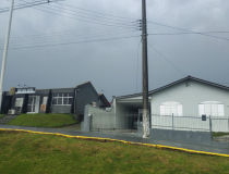 [Vídeo] Forte vento causa estragos e deixa delegacia sem teto em Orleans