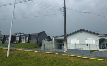 Forte vento causa estragos e deixa delegacia sem teto em Orleans