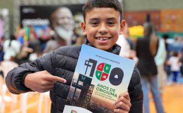 Feriado: Criciúma organiza encontros para trocas de figurinhas do álbum do centenário