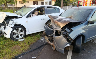 Colisão frontal deixa dois feridos em Morro da Fumaça