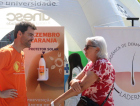 Protetor na mão: campanha contra câncer de pele movimenta o Centro