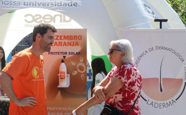 Protetor na mão: campanha contra câncer de pele movimenta o Centro