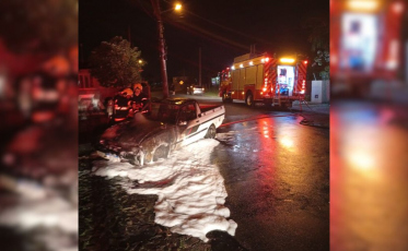 Fogo toma conta de carro durante a madrugada e assusta moradores