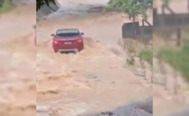 [Vídeo] Bebê morre após carro ser arrastado por correnteza em Palhoça