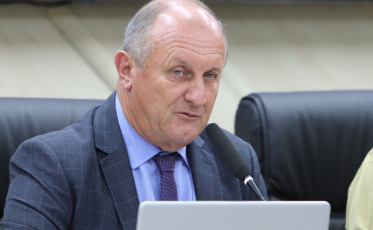 Tombamento de vagões reacende urgência de realocação de famílias no bairro Pinheirinho