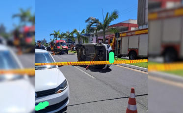 Idoso fica preso no carro após colisão no Centro de Araranguá