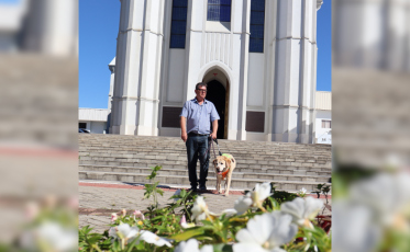 Passos guiados com amor: como morador de SC e cão-guia vencem desafios diários juntos
