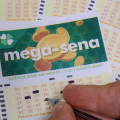 Prêmio da Mega-Sena acumula e chega a R$ 44 milhões neste sábado