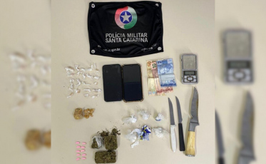 Cão farejador ajuda polícia a encontrar drogas escondidas em Criciúma