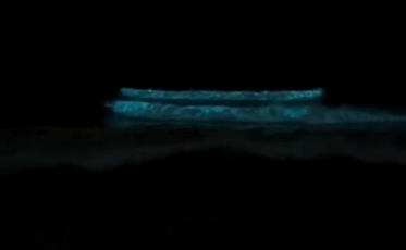 [Vídeo] Fenômeno raro ilumina o mar no Farol de Santa Marta