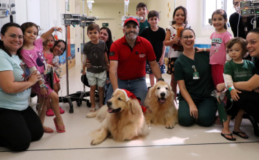 Pet Terapia leva espírito natalino e alegria às crianças internadas em Criciúma