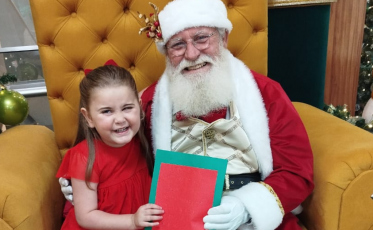 Menina surpreende Papai Noel com carta escrita em braile