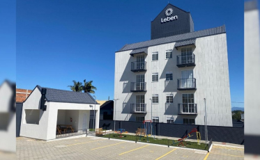 Imagens mostram etapas do prédio erguido em 60 dias com quatro profissionais em SC