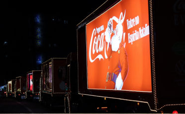 [Vídeo] Caravana Iluminada da Coca-Cola encanta moradores em Criciúma