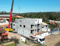 Imagens mostram etapas do prédio erguido em 60 dias com quatro profissionais em SC