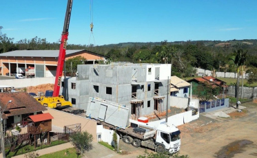 Imagens mostram etapas do prédio erguido em 60 dias com quatro profissionais em SC