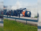 [Vídeo] Carreta carregada com cebolas tomba e pega fogo na BR-101 em Sangão 