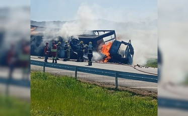 VÍDEO: Carreta carregada com cebolas tomba e pega fogo na BR-101 em Sangão 
