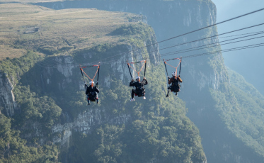Na divisa com SC: conheça a tirolesa mais alta das Américas