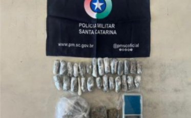 Carro usado no tráfico leva dois à prisão em Sombrio