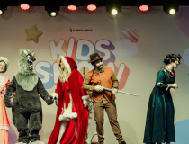 Papai Noel e musical da Chapeuzinho Vermelho encantam o público neste domingo