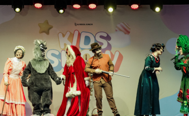 Papai Noel e musical da Chapeuzinho Vermelho encantam o público neste domingo