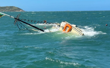 [Vídeo]  Escuna que afundou em segundos em Laguna seria usada para impulsionar o turismo