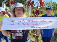 Moradores exibem faixas contra a implantação da Central do Recomeço | Thiago Hockmüller/4oito