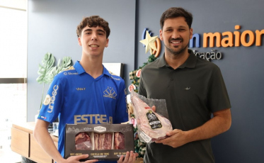 Vencedor do Bolão Bistek recebe prêmio anual no Som Maior Esportes