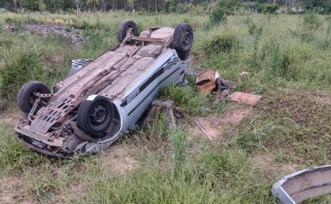 Mulher e bebê são socorridos após capotamento em Araranguá
