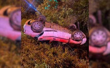 Motorista fica inconsciente após capotamento em Criciúma