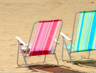Dê adeus à cadeira de praia tradicional: o formato confortável que é febre no verão