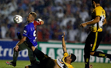 Criciúma começa bem, mas é derrotado pelo Paraná