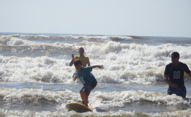 Aulas de surf gratuitas todos os sábados em Balneário Arroio do Silva