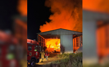 Fogo atinge cerâmica desativada em Sangão e exige cinco horas de combate