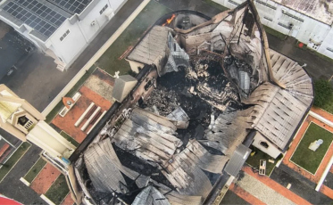 “Saiu um monte de narrativa”: padre contesta versões sobre incêndio que destruiu igreja em SC
