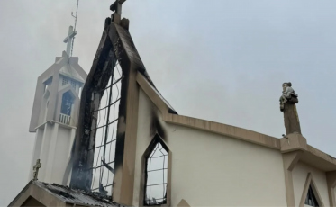 “Saiu um monte de narrativa”: padre contesta versões sobre incêndio que destruiu igreja em SC