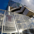 Falta de estudo financeiro leva TCE a multar prefeito de SC por programa fiscal irregular