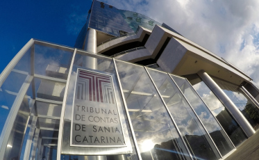 Falta de estudo financeiro leva TCE a multar prefeito de SC por programa fiscal irregular