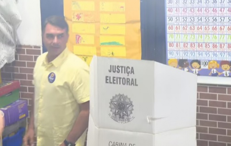 Ao votar, Flávio Bolsonaro afirma que fez campanha “leve e limpa”