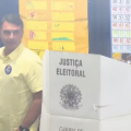 Flávio Bolsonaro vota na Zona Norte do Rio de Janeiro