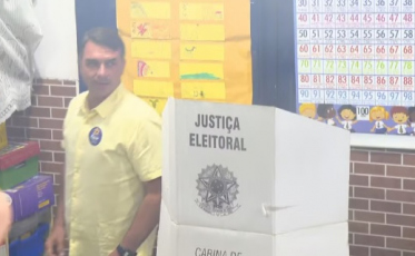 Flávio Bolsonaro vota na Zona Norte do Rio de Janeiro