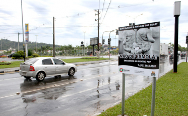 Placas conscientizam moradores a não dar esmolas em Criciúma