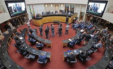 Bancada do PSD tenta reverter atos do governo Moisés