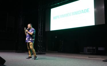 Radialista Porã Bernardes ministra palestra a acadêmicos