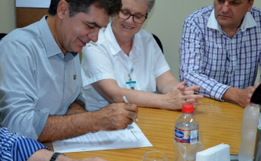 Município faz o repasse de terreno para o Hospital São José
