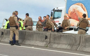 Polícia Militar interrompe trânsito na BR-101 por caso de violência doméstica (Vídeo)